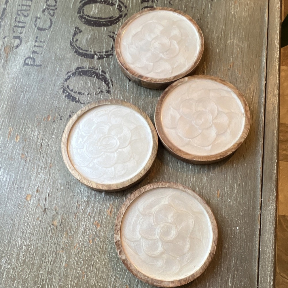 Set of 4 Round Wood & Resin Coasters with Beige Floral Design, Medium Brown